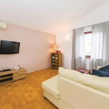 Daire One-bedroom In Svpetar